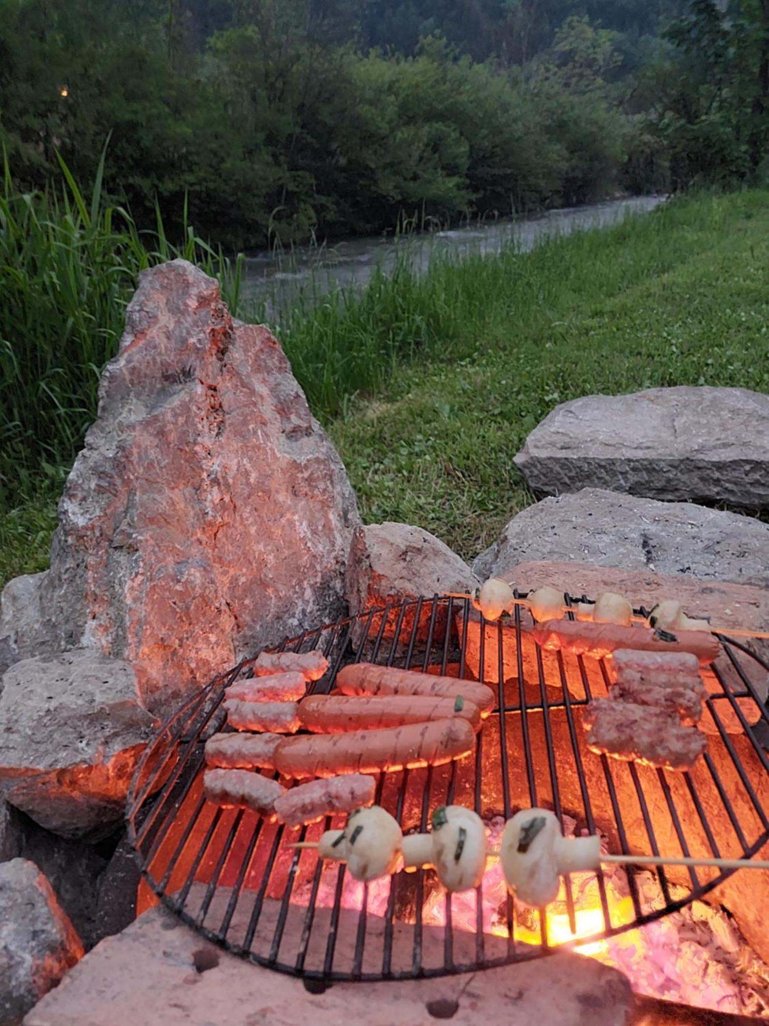 The Riverside Chill Hostel Блед Экстерьер фото